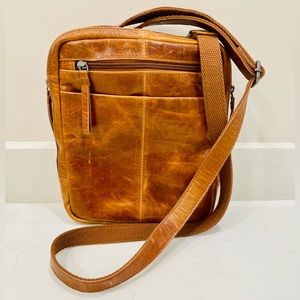 Vintage Vera Pelle Leather Crossbody !